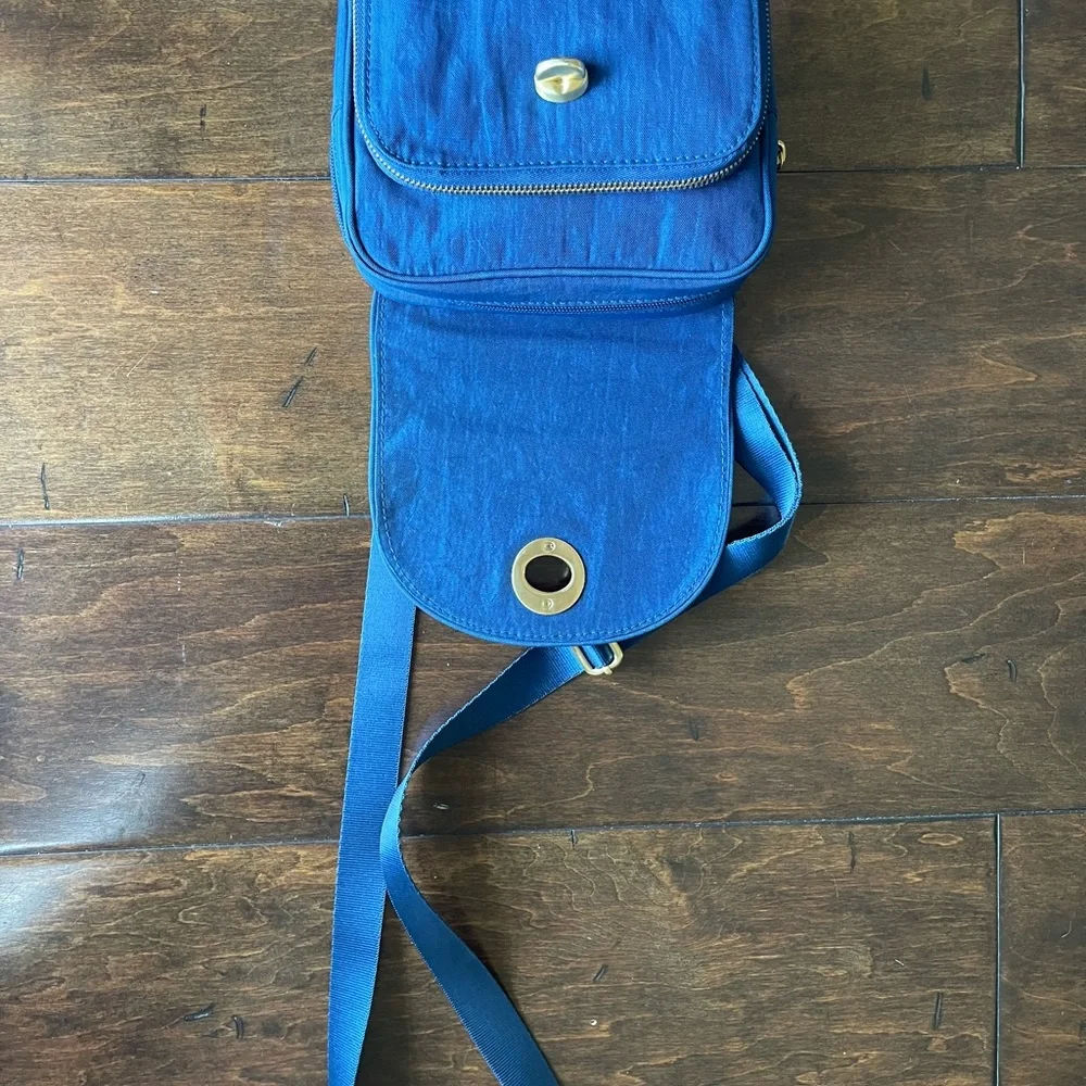 Baggallini crossbody blue color. Pockets with zippers and secure turn latch. - Picture 5 of 12